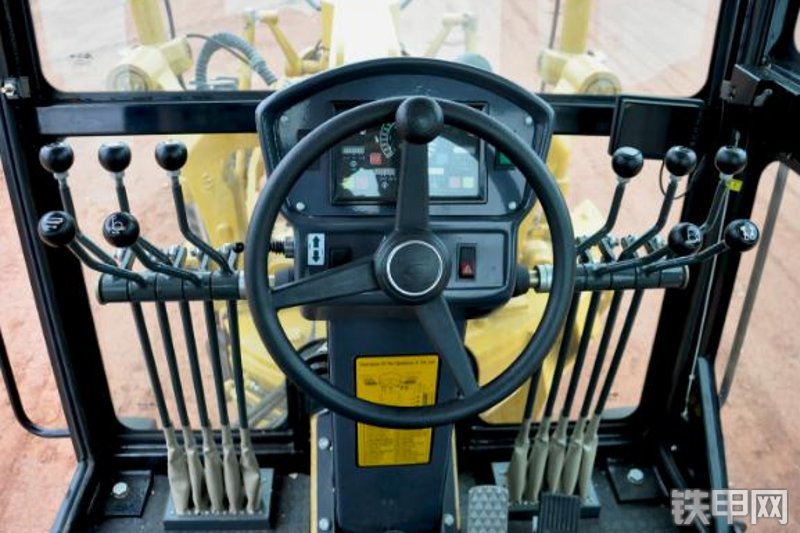 成工MG1320M平地机局部