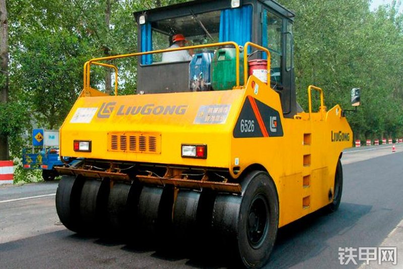 柳工CLG6526压路机整机外观