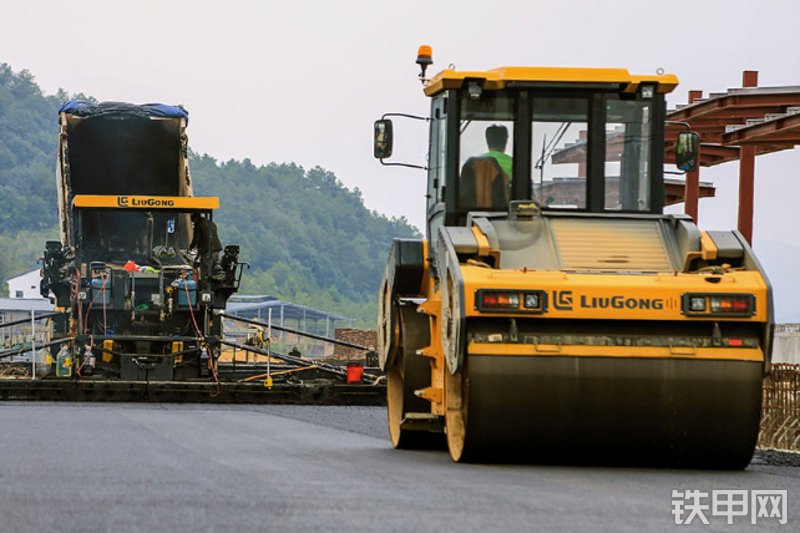 柳工6213E（中频）压路机整机外观