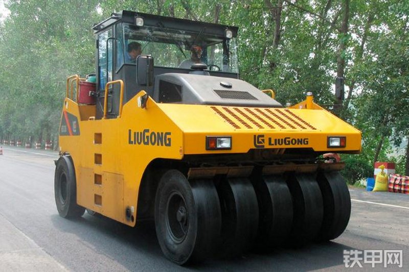 柳工CLG6530E压路机整机外观