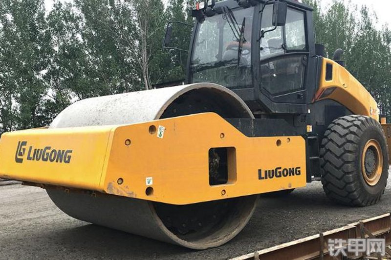 柳工CLG6636E压路机整机外观