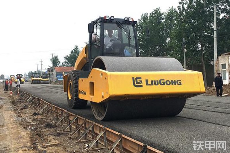 柳工CLG6636E压路机整机外观