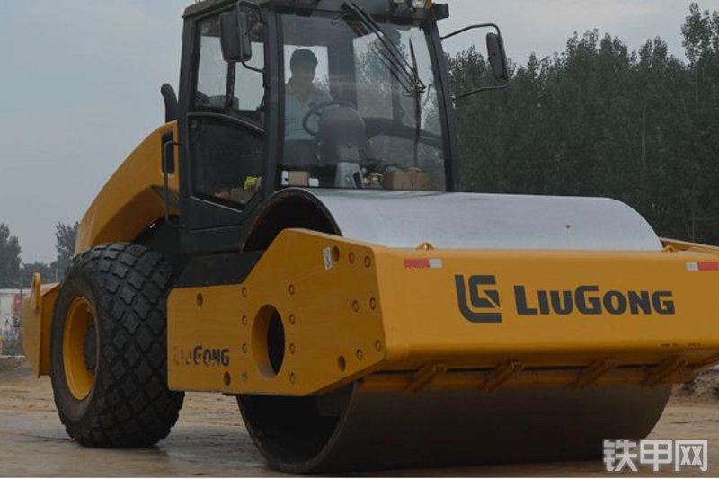 柳工CLG6618E压路机整机外观