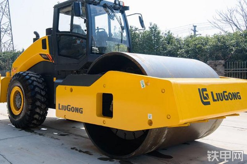 柳工CLG6636E压路机整机外观