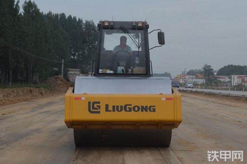 柳工CLG6618E压路机整机外观