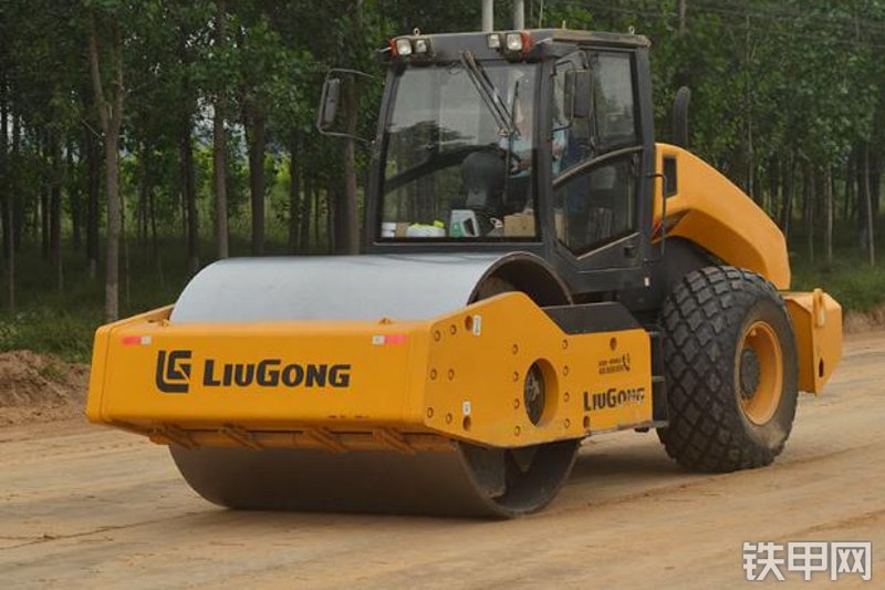 柳工CLG6622E（双驱）压路机整机外观