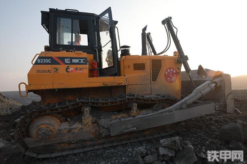 柳工B230C推土机整机外观