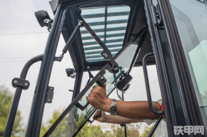 山河智能SWE35UF挖掘机局部