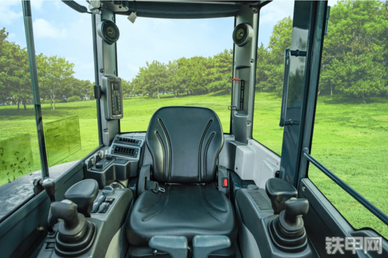 山河智能SWE35UF挖掘机局部