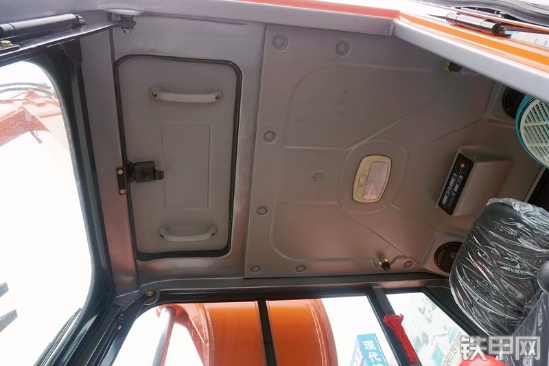 黔丞75W-8E挖掘机局部