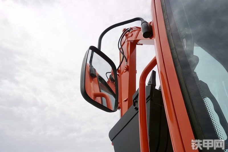 黔丞75W-8E挖掘机局部