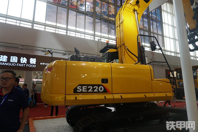山推SE220-9挖掘机整机外观