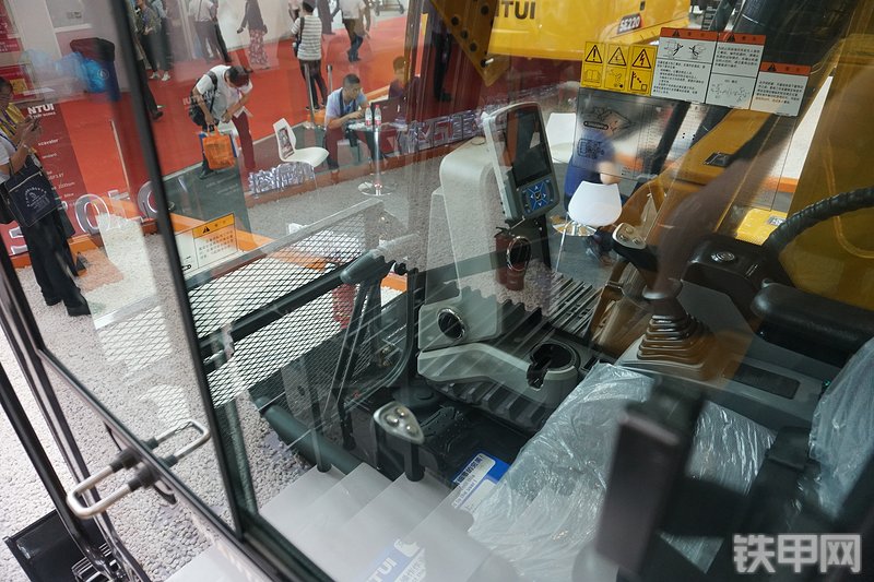 山推SE150-9挖掘机局部