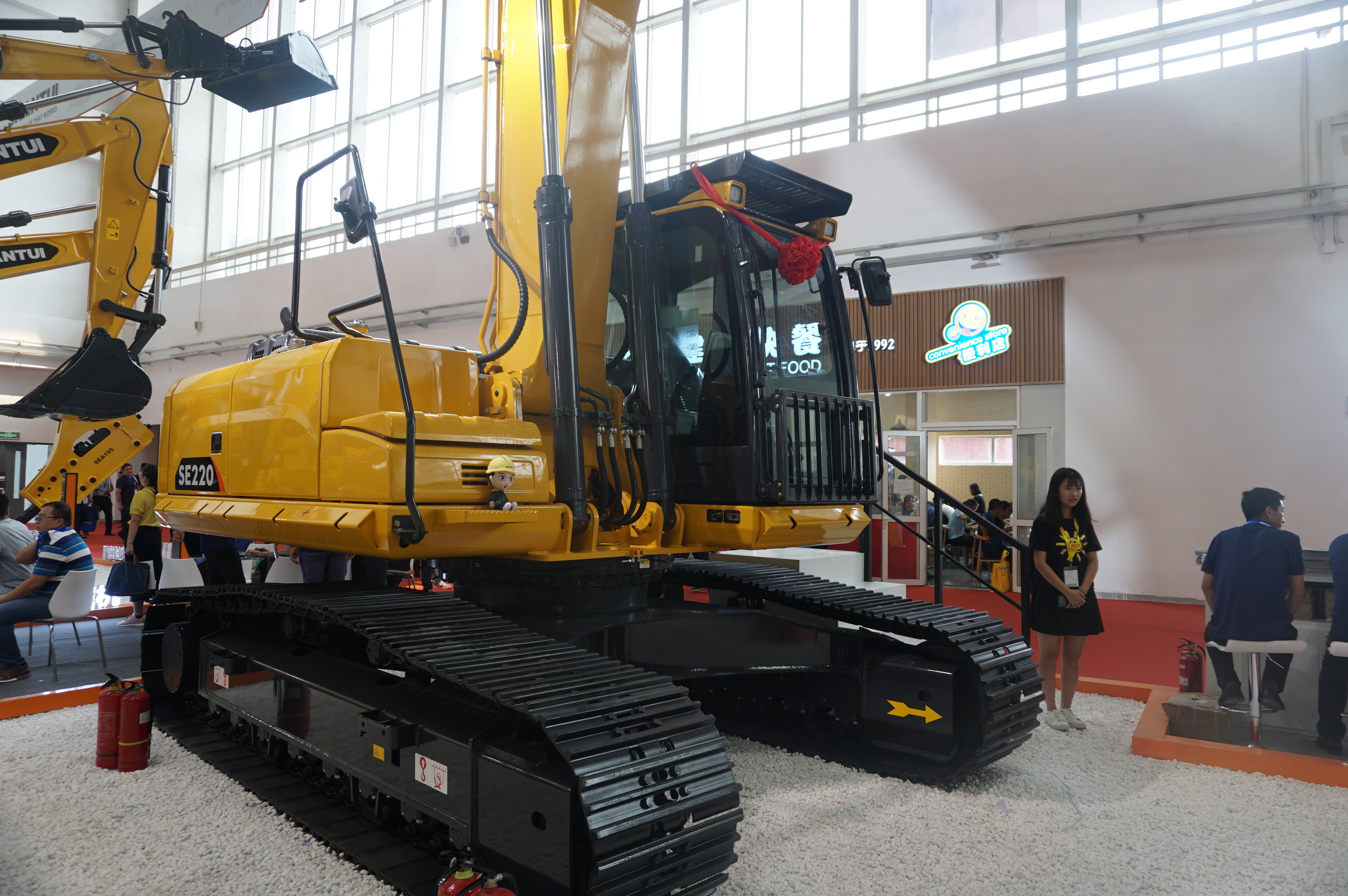 山推se220-9挖掘机