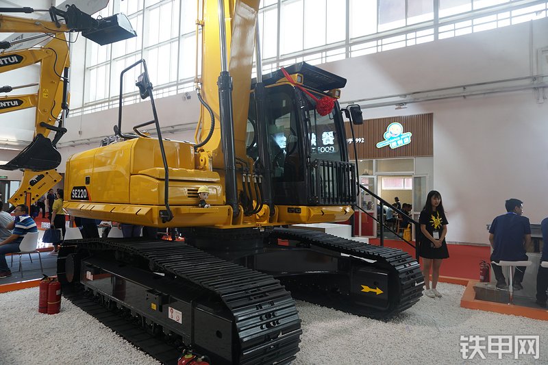 山推SE220-9挖掘机整机外观