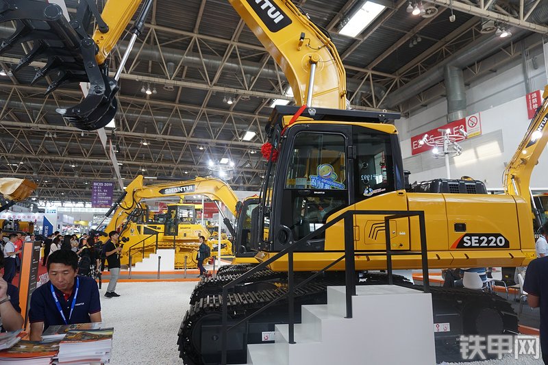 山推SE220-9挖掘机整机外观