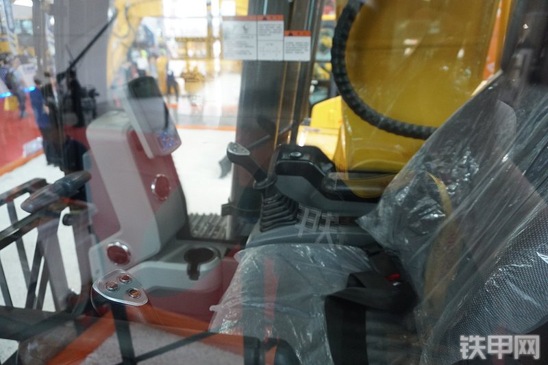 山推SE220-9挖掘机局部