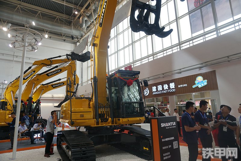 山推SE220-9挖掘机整机外观