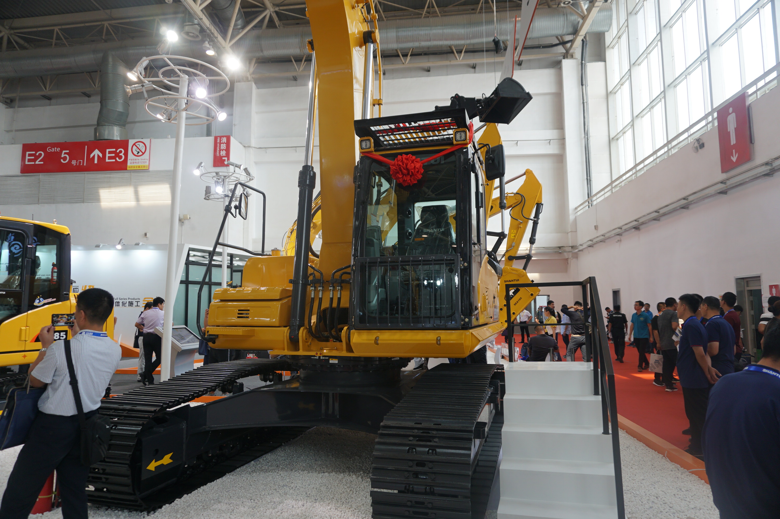 山推se220-9挖掘机