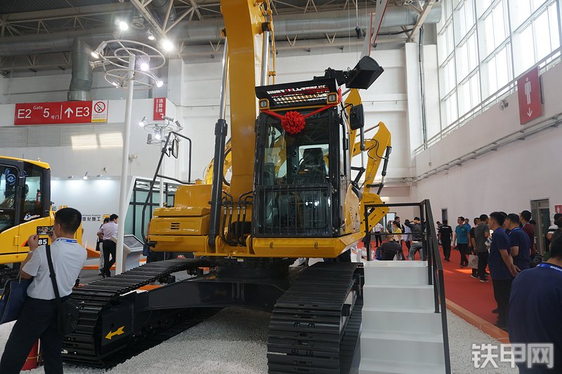 山推SE220-9挖掘机整机外观