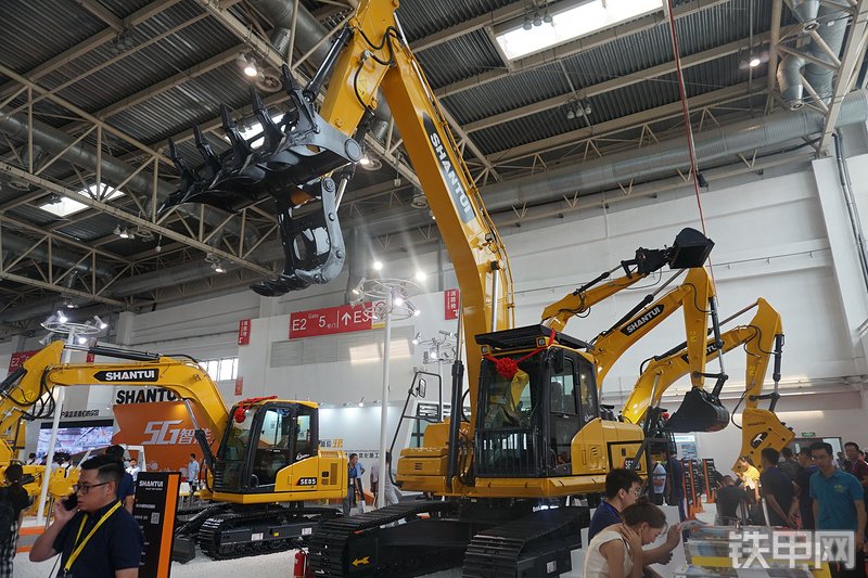 山推SE220-9挖掘机整机外观