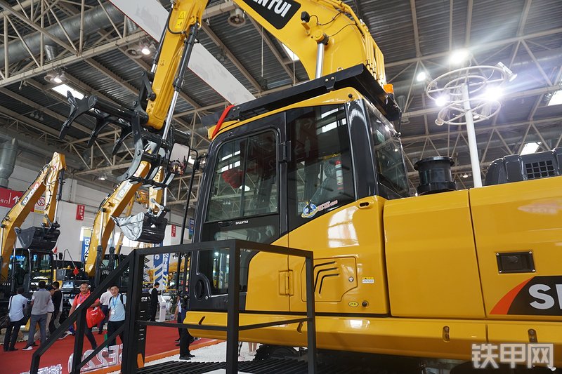 山推SE220-9挖掘机整机外观