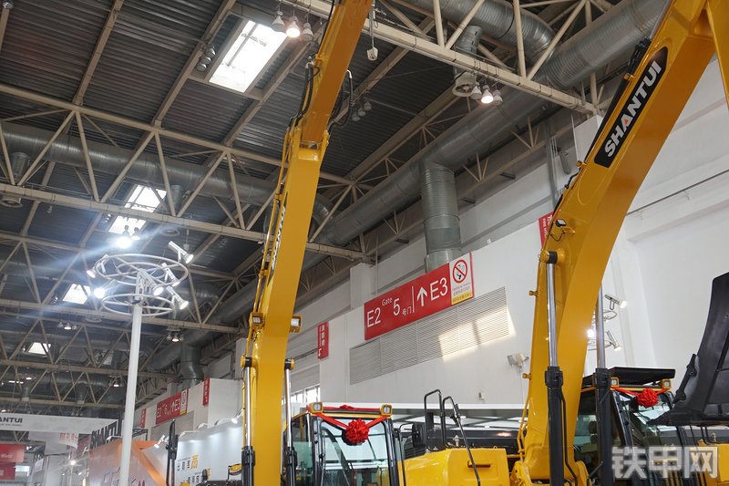 山推SE150-9挖掘机整机外观