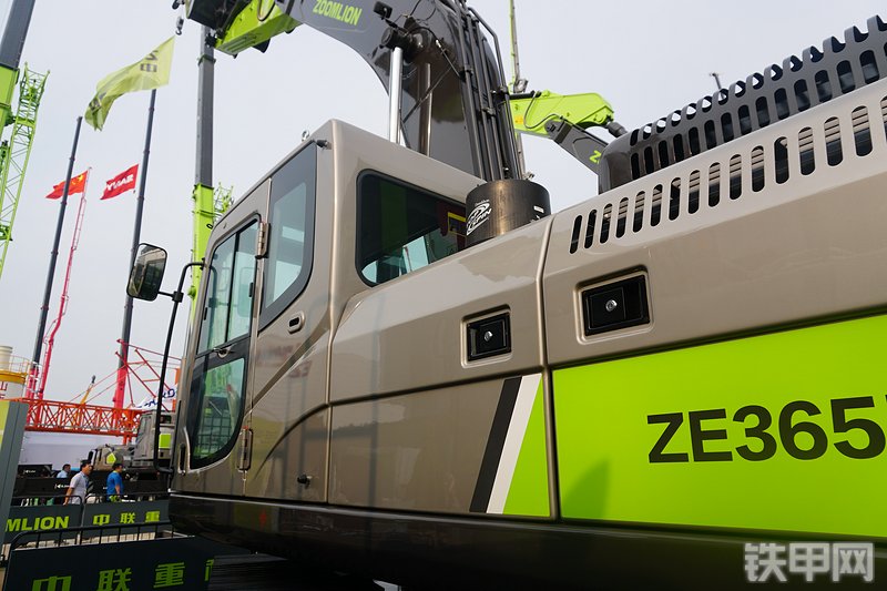 中联重科ZE365E-10挖掘机整机外观