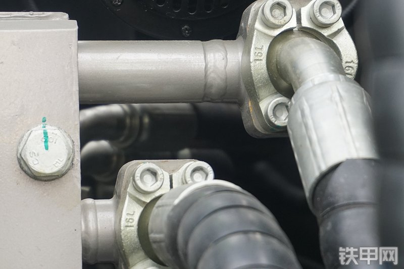 中联重科ZE365E-10挖掘机局部