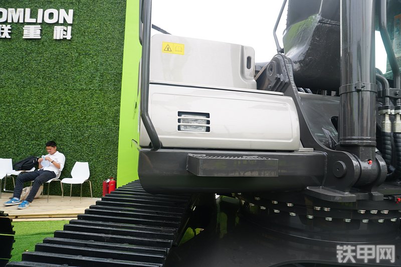 中联重科ZE365E-10挖掘机局部