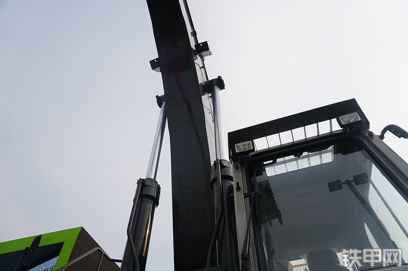 中联重科ZE485E-10挖掘机局部