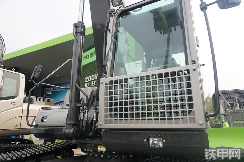 中联重科ZE365E-10挖掘机整机外观