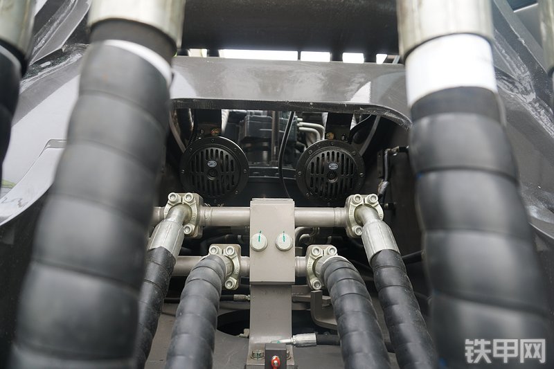 中联重科ZE365E-10挖掘机局部