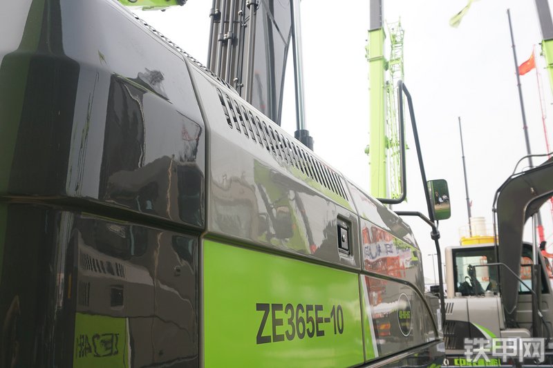 中联重科ZE365E-10挖掘机整机外观