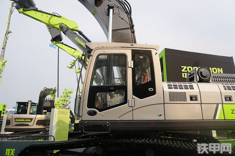 中联重科ZE485E-10挖掘机局部