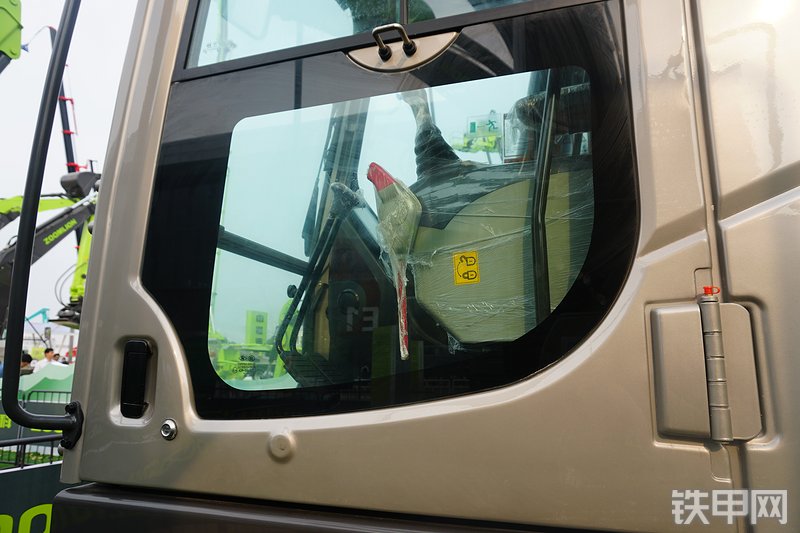 中联重科ZE245E-10挖掘机局部