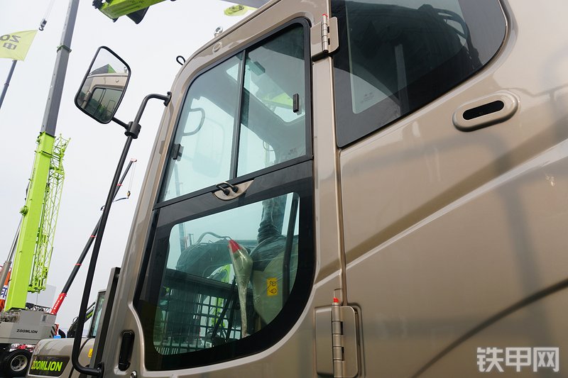 中联重科ZE365E-10挖掘机局部