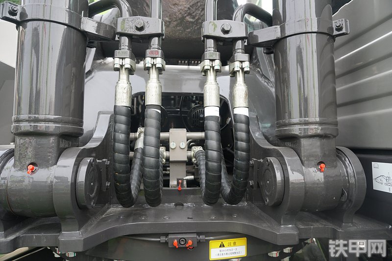 中联重科ZE365E-10挖掘机局部