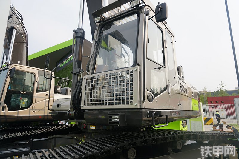 中联重科ZE485E-10挖掘机局部