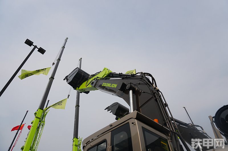 中联重科ZE485E-10挖掘机局部