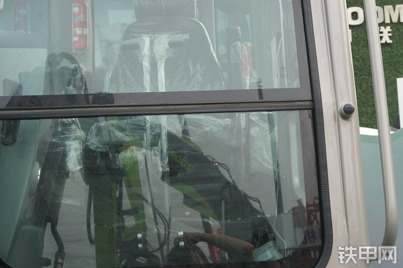 中联重科ZE60E-10挖掘机局部