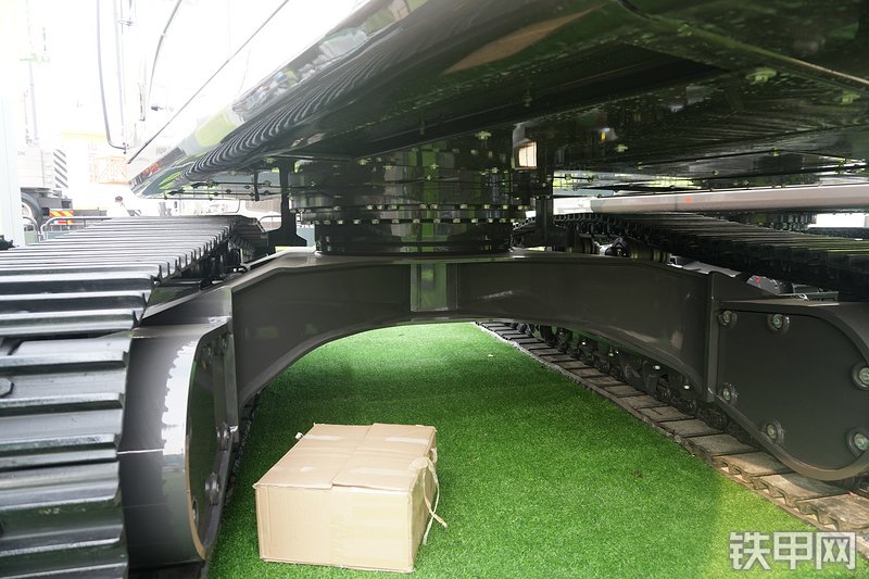 中联重科ZE365E-10挖掘机局部