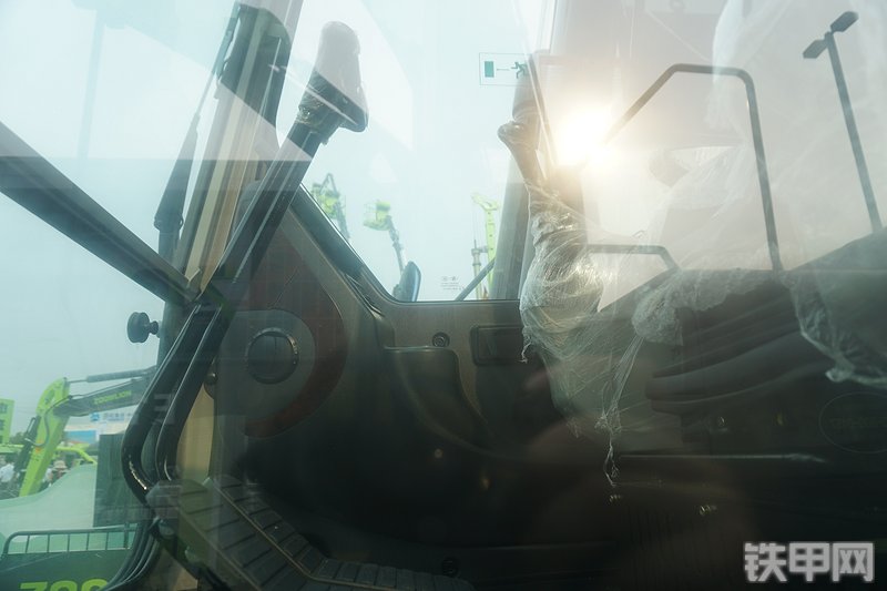 中联重科ZE245E-10挖掘机局部