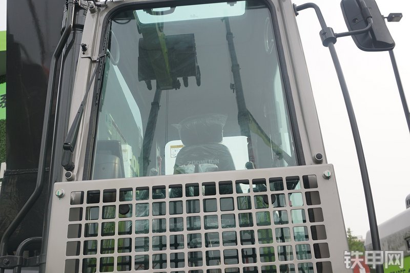 中联重科ZE365E-10挖掘机局部