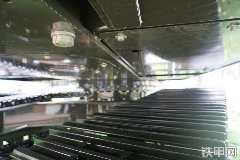 中联重科ZE245E-10挖掘机局部