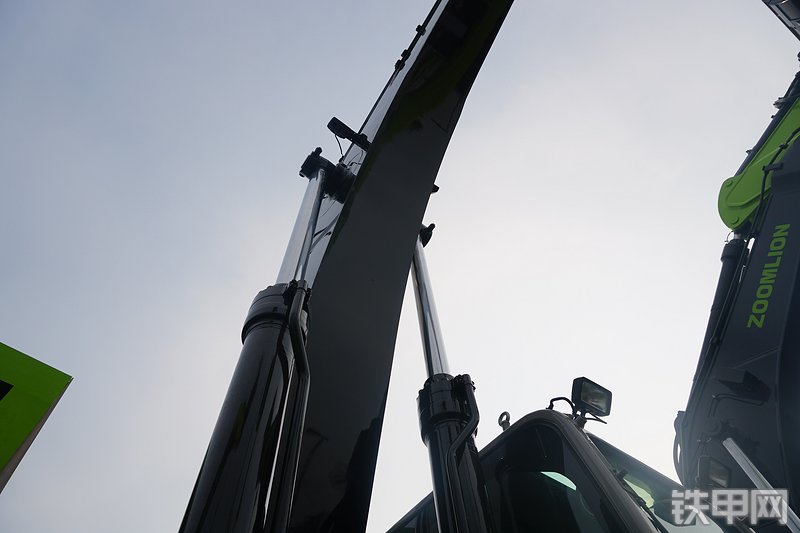 中联重科ZE365E-10挖掘机局部