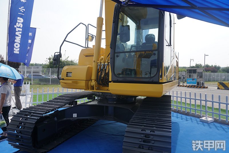 小松PC200i-10挖掘机局部