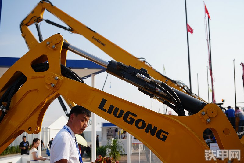 柳工9018F挖掘机局部