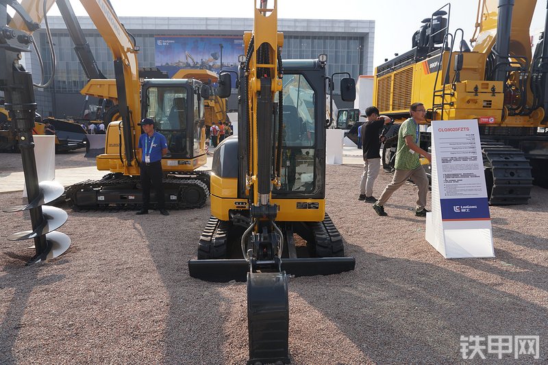 柳工CLG9025FZTS挖掘机整机外观