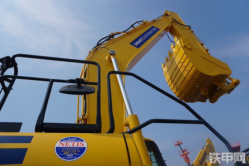 小松PC200i-10挖掘机局部